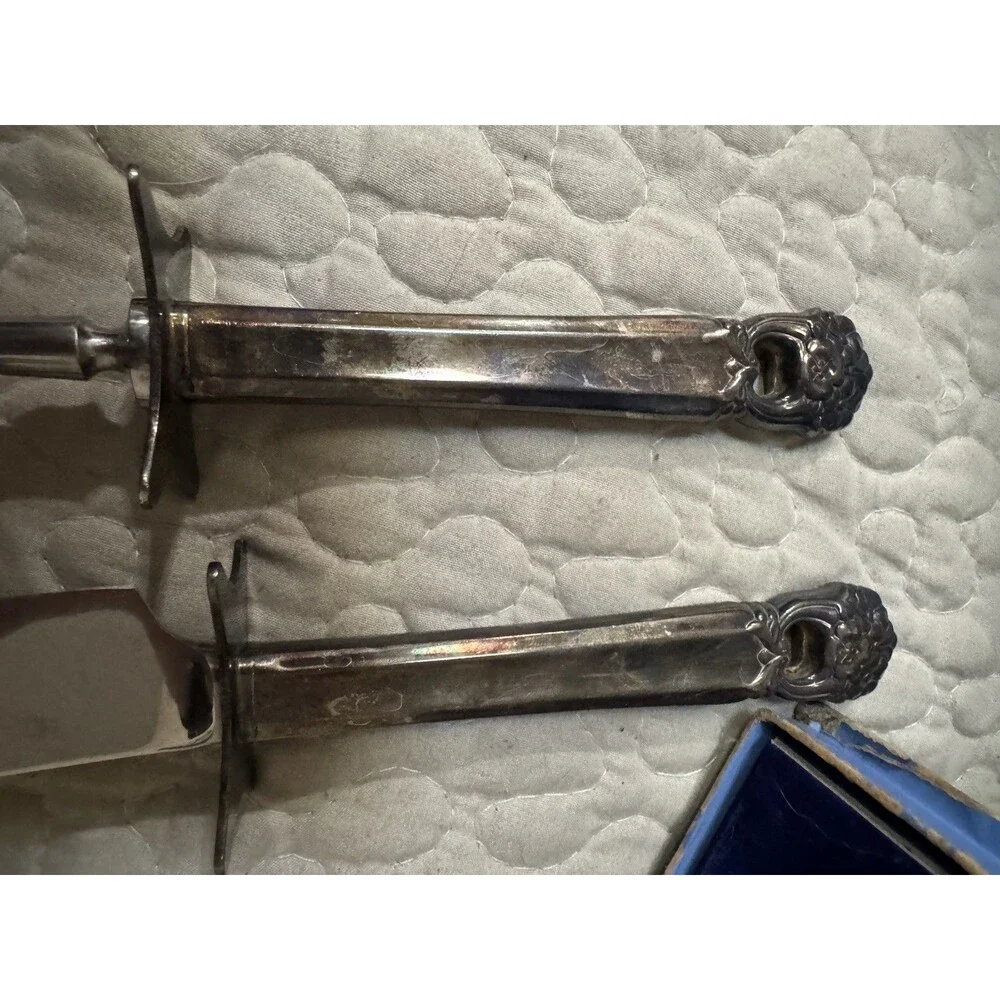 1847 ROGERS BROS FIRST LOVE INTERNATIONAL SILVER PLATE 2PC ROAST CARVING SET